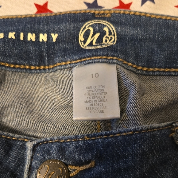 Stylish Blue Skinny Jeans with Gold Accents - Picture 2 of 6